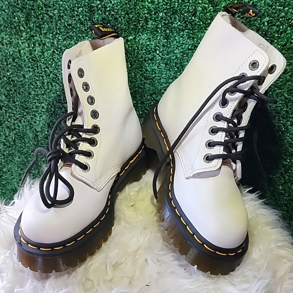 NEW Dr. Martens ladies size 6